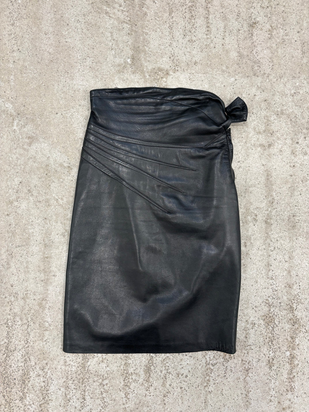 1990's Alaïa Leather Shell Closure Darted Skirt