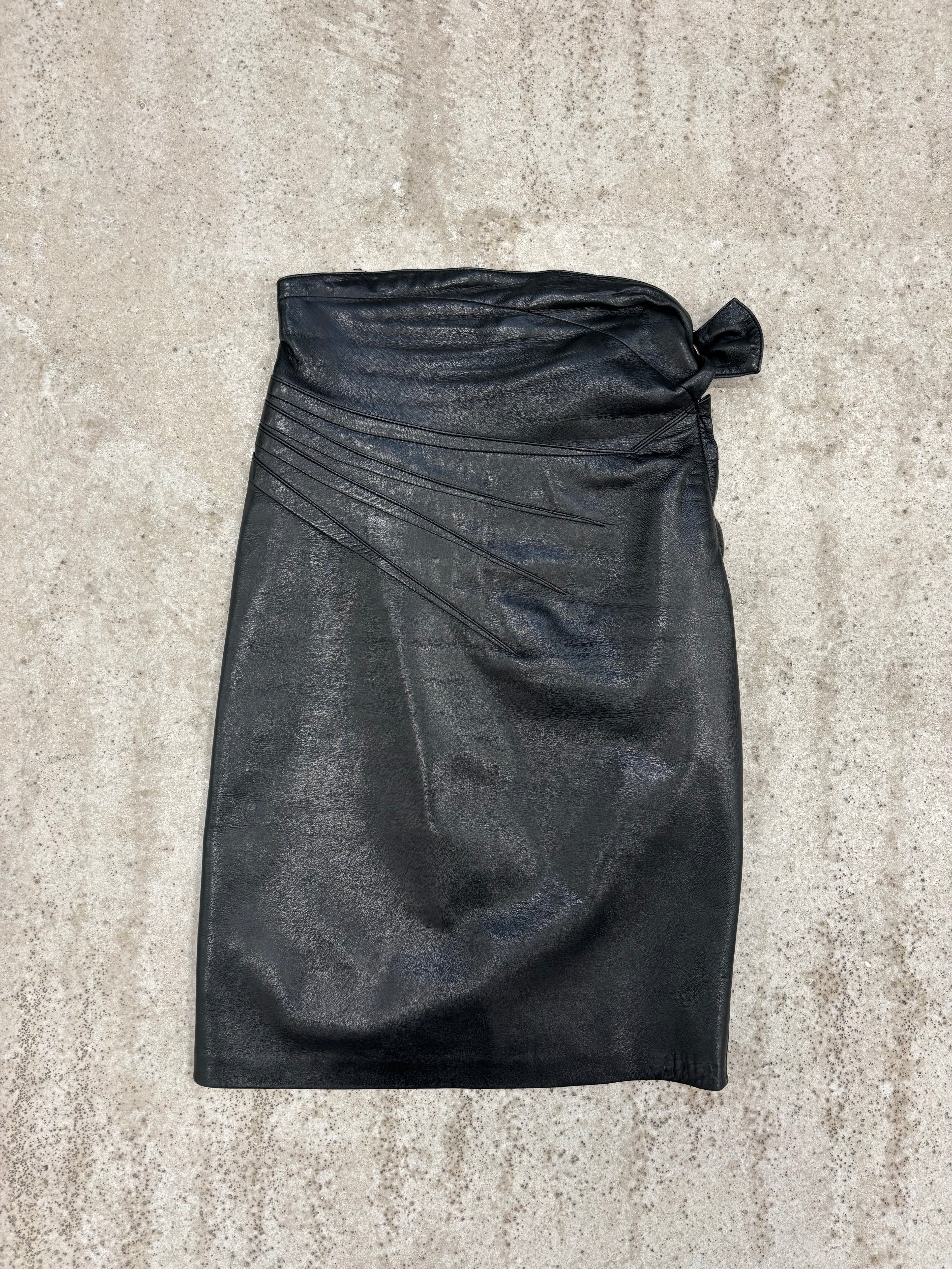 1990's Alaïa Leather Shell Closure Darted Skirt